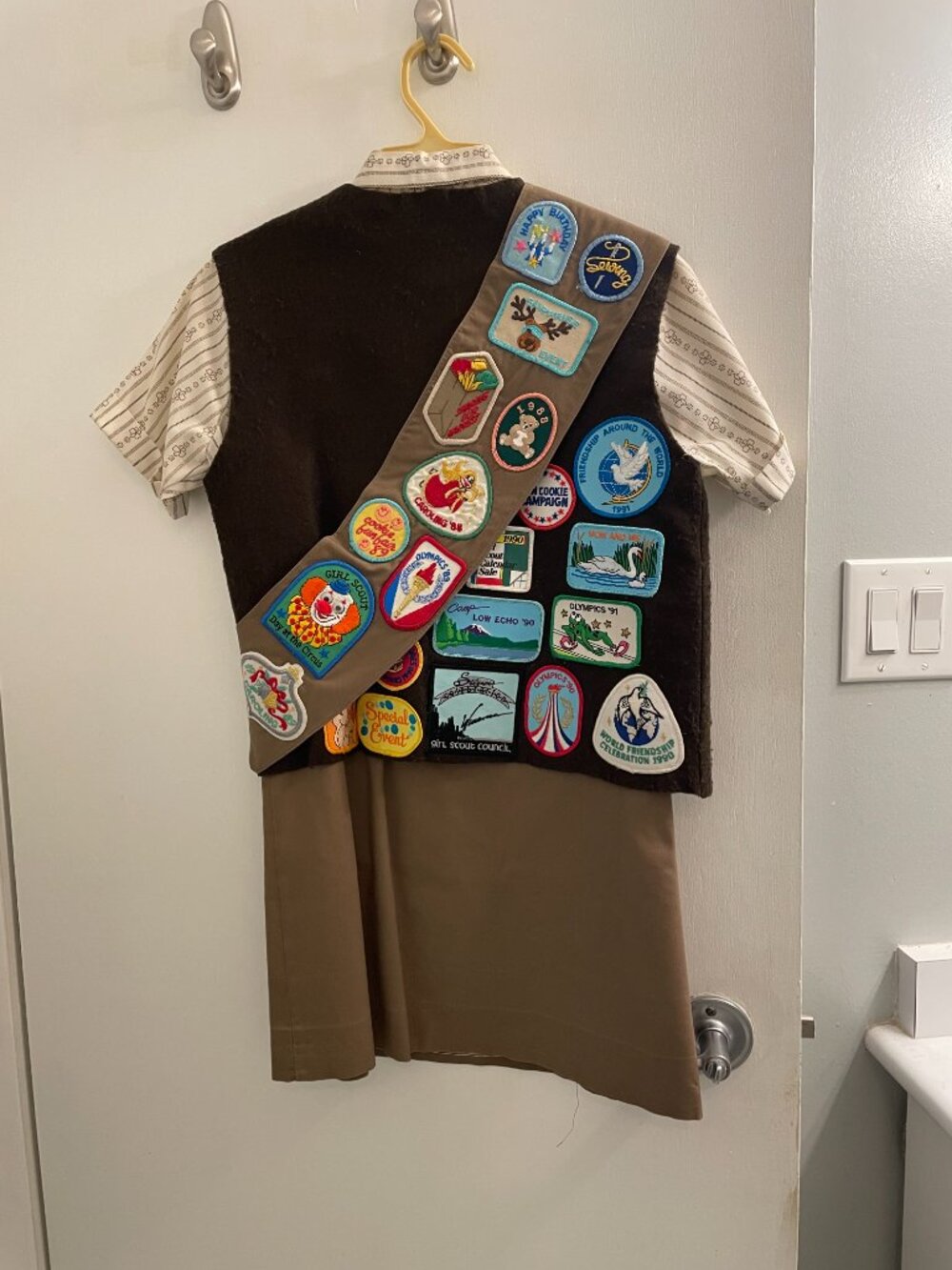 Complete 1980s/1990s Girl Scout Brownie Uniform - Picture 5 of 16